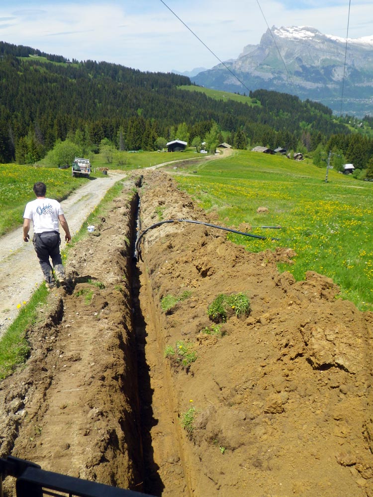 2 BTP pose de canalisation Megève